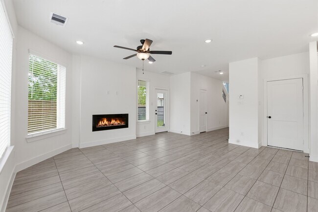 Building Photo - 15155 Colorado Bnd Pk Dr