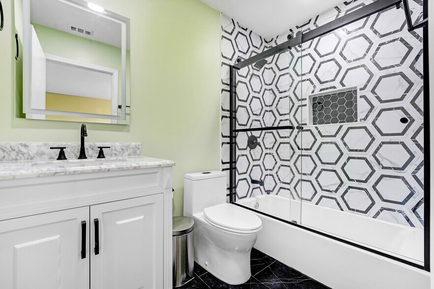 Building Photo - 2971 Plaza del Amo