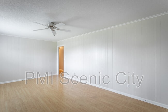 Building Photo - 8140 Holly Crest Dr