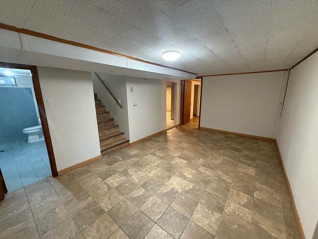 Building Photo - 2102 Woodlea Dr