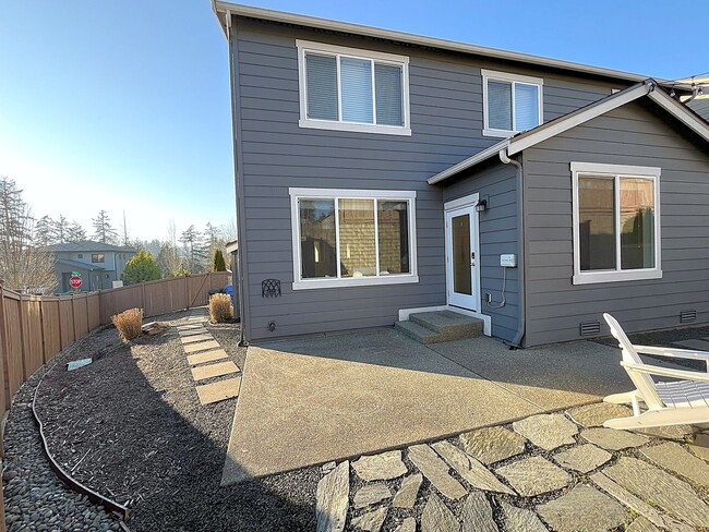 Building Photo - Gorgeous 5-Bedroom Home in University Place!