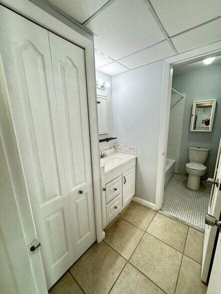 Building Photo - 9641 SW 77th Ave