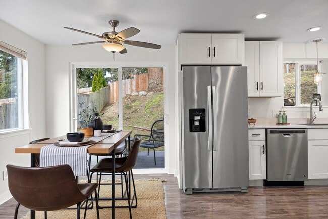 Building Photo - FALL SPECIAL - 1/2 1st month's rent - Styl...