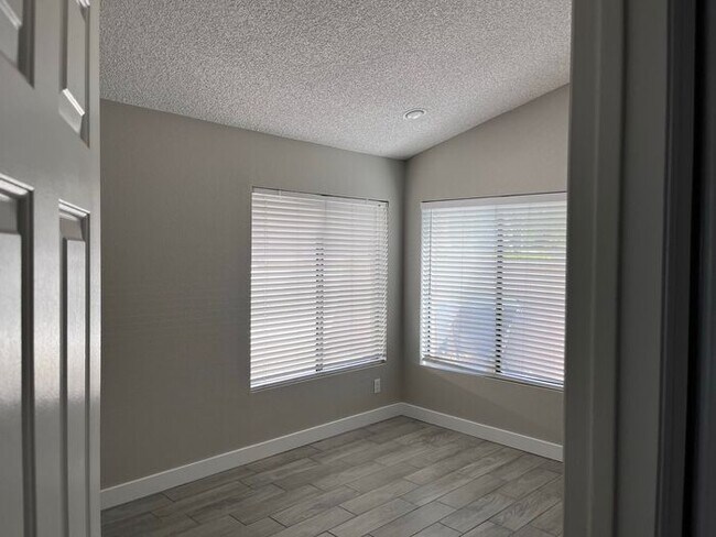 Building Photo - MOVE IN SPECIALS!! Lovely 3BD-2BA Gilbert ...