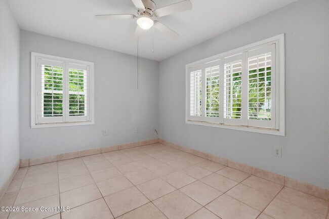 Building Photo - 394 Royal Palm Dr