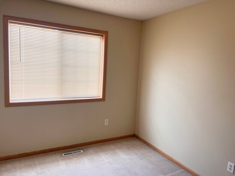 Small bedroom 3 - 2151 Cleveland Way S