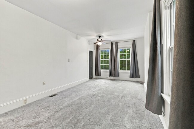 Building Photo - 129 E Clay St