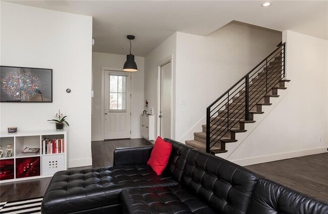 Building Photo - 306 NW H St