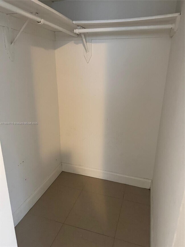 Building Photo - 1321 W 44th St
