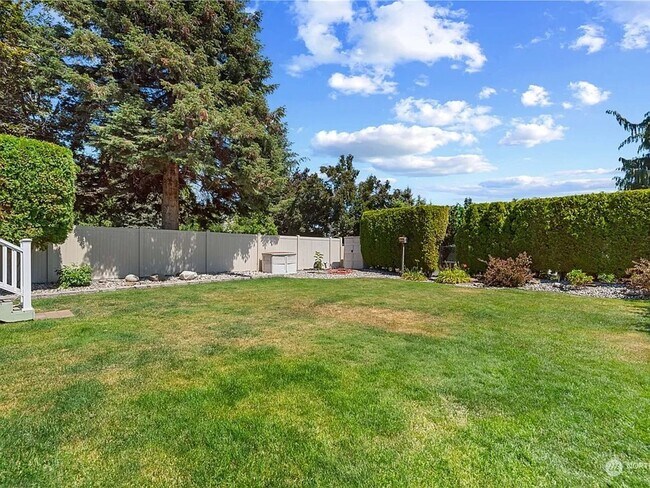 Building Photo - Luxury Home with Views, Maintained Pool and Yard. 5Bed, 3 Bath Great Location