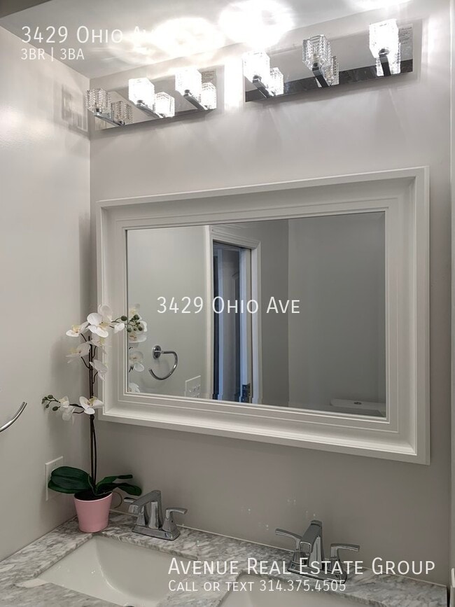 Building Photo - Beautifully Renovated Townhouse