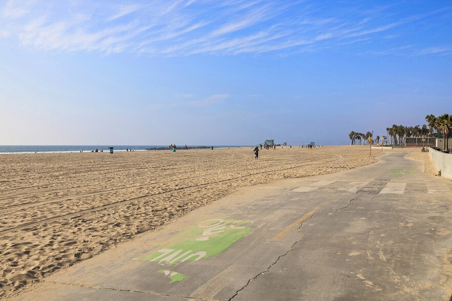 Building Photo - 2207 Ocean Front Walk