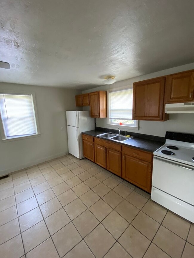 Building Photo - 2 Bedroom House Basement & Garage - Fenced...