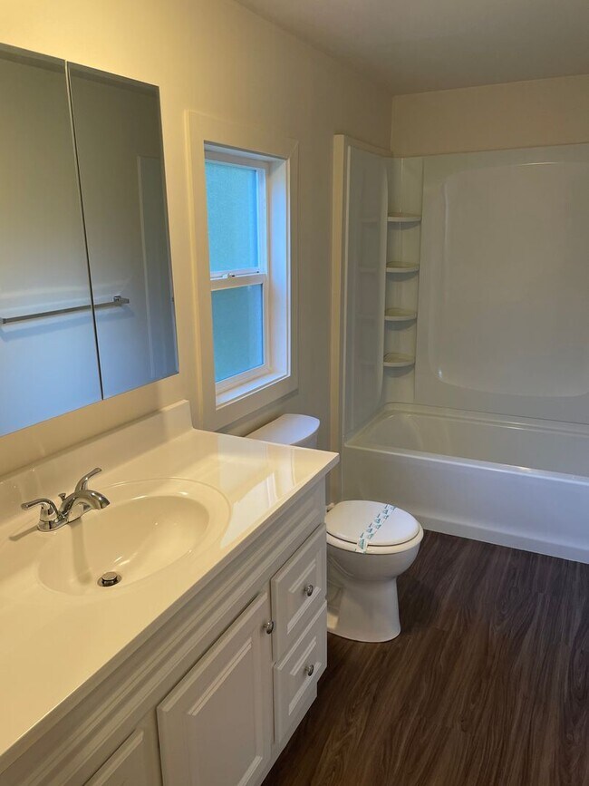 Building Photo - ***PENDING APPLICATION***Lovely 3 Bedroom Home out of Town!