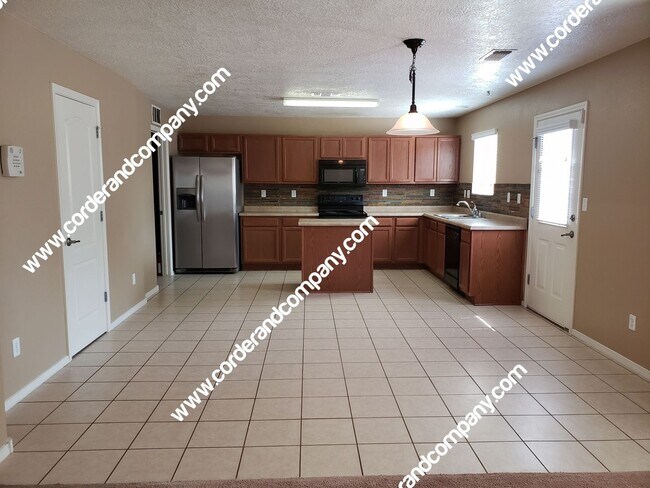 Building Photo - Gorgeous & Large 3 Bedroom, 2.5 Bathroom, ...