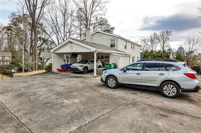 Building Photo - 800 Glenairy Dr NE