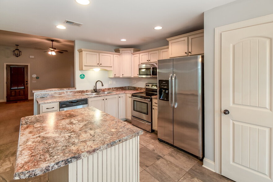 Building Photo - 3145 Pinetree Loop N