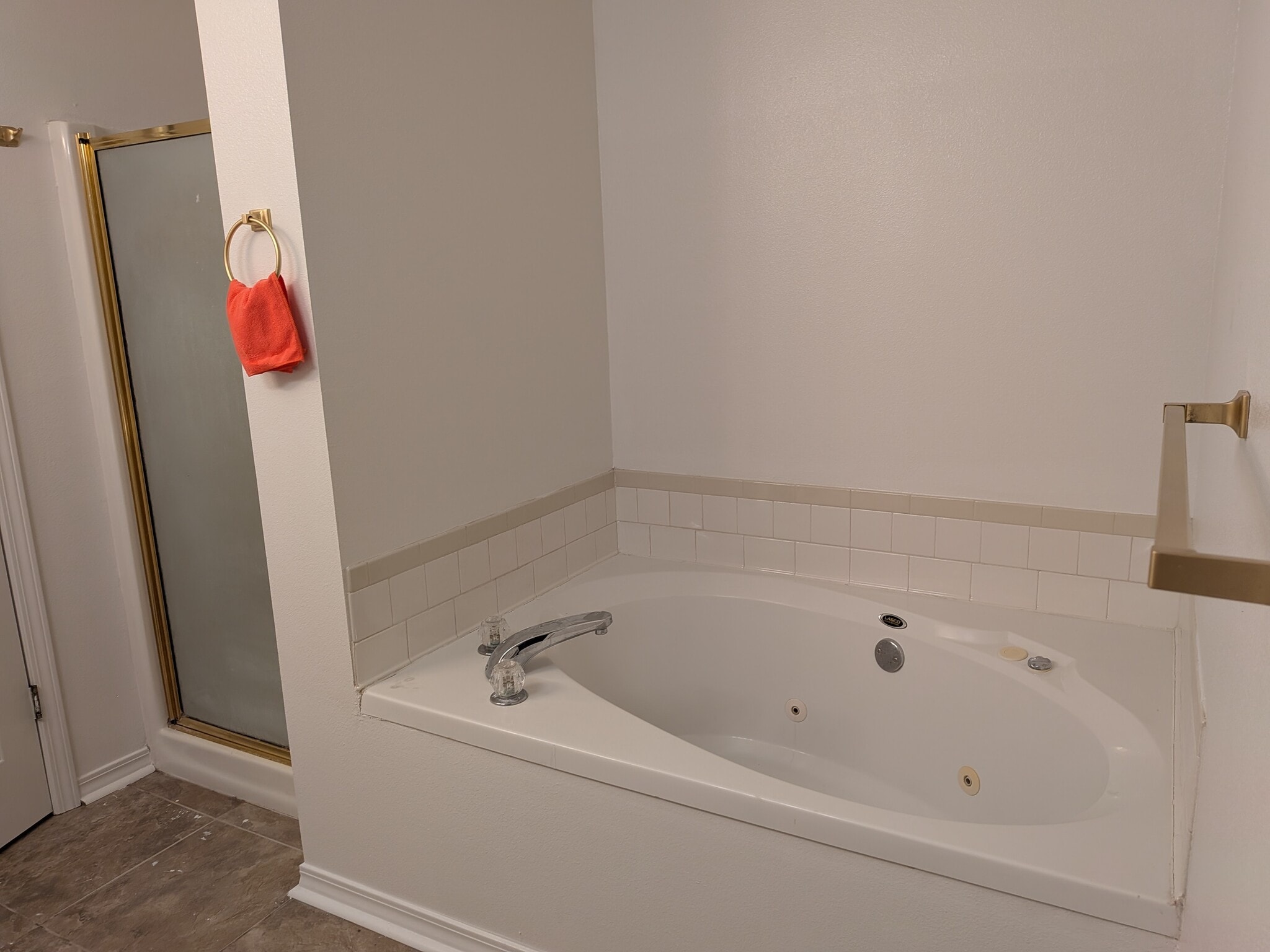 Extra-deep tub - 574 Rough Leaf Ln