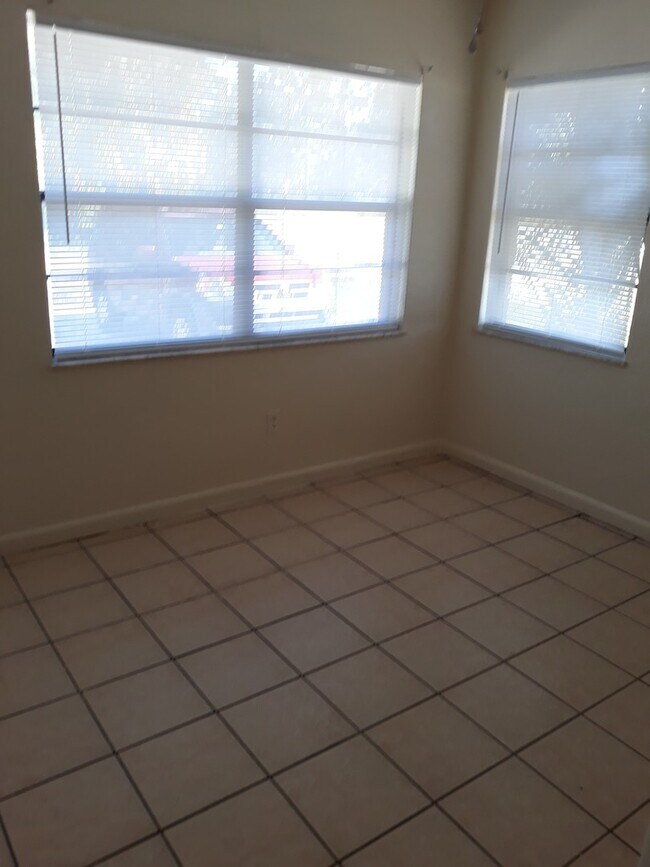 Building Photo - 2/1 CHULUOTA