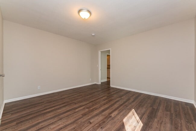 Building Photo - Move-In Ready Comfort – 4 Bed, 2 Bath!