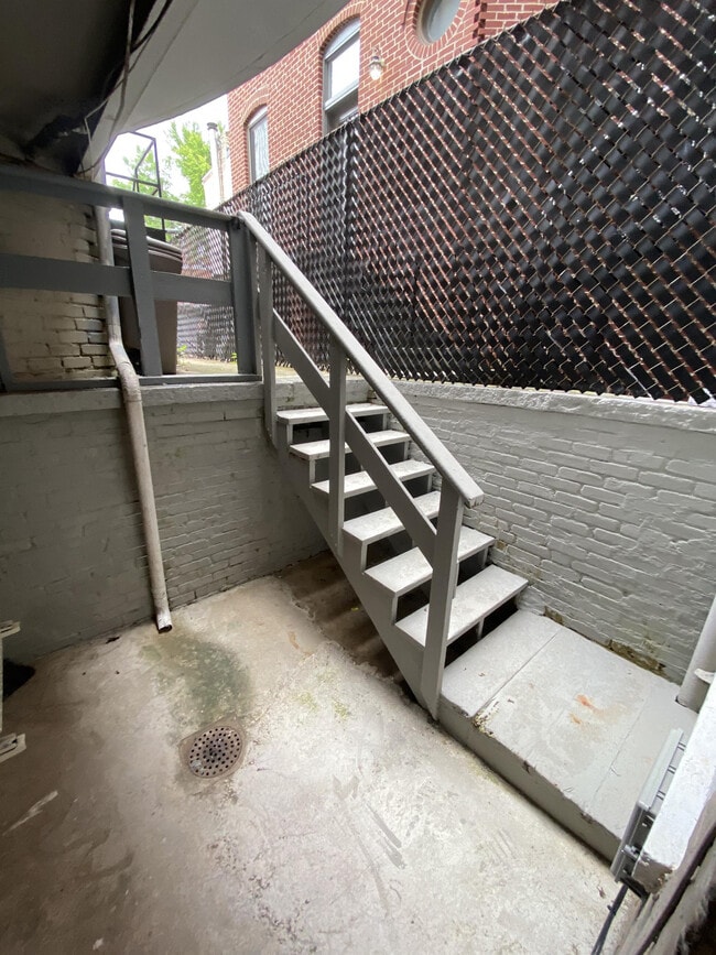 Building Photo - 1322 Q St NW