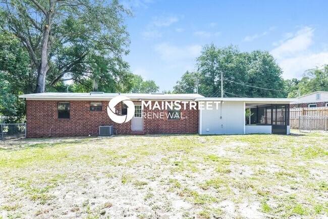 Building Photo - 4 Bedroom Pet-Friendly Home in Jacksonville, FL with Main Street Renewal