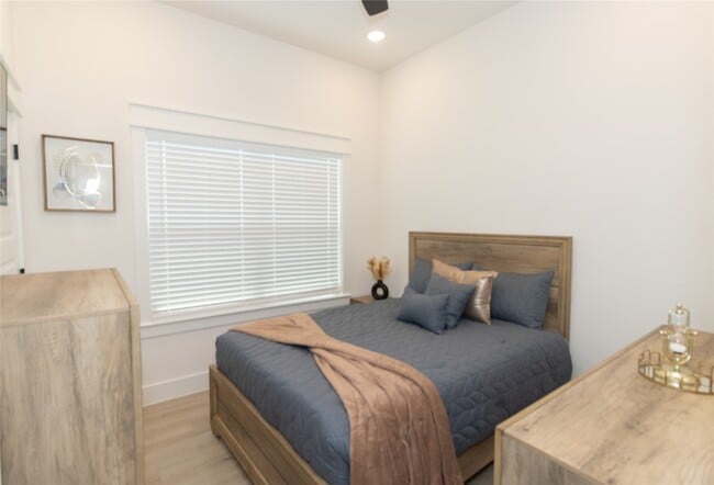 Building Photo - 4902 Higgins St