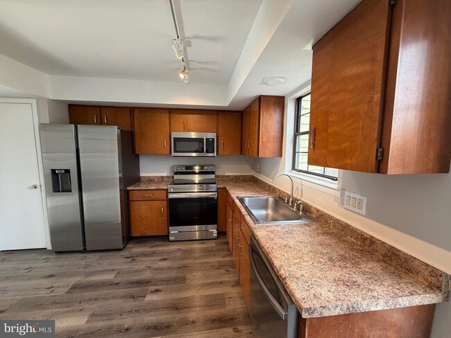 Building Photo - 120 Redwood Dr