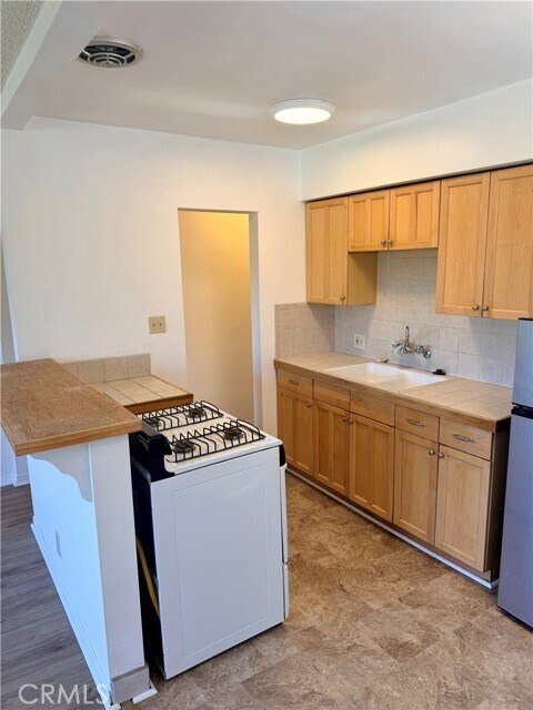 Building Photo - 751 W 26th St