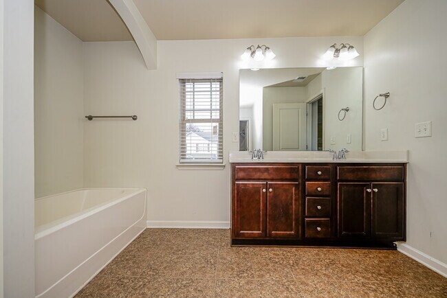 Building Photo - 185 Stillwood Dr