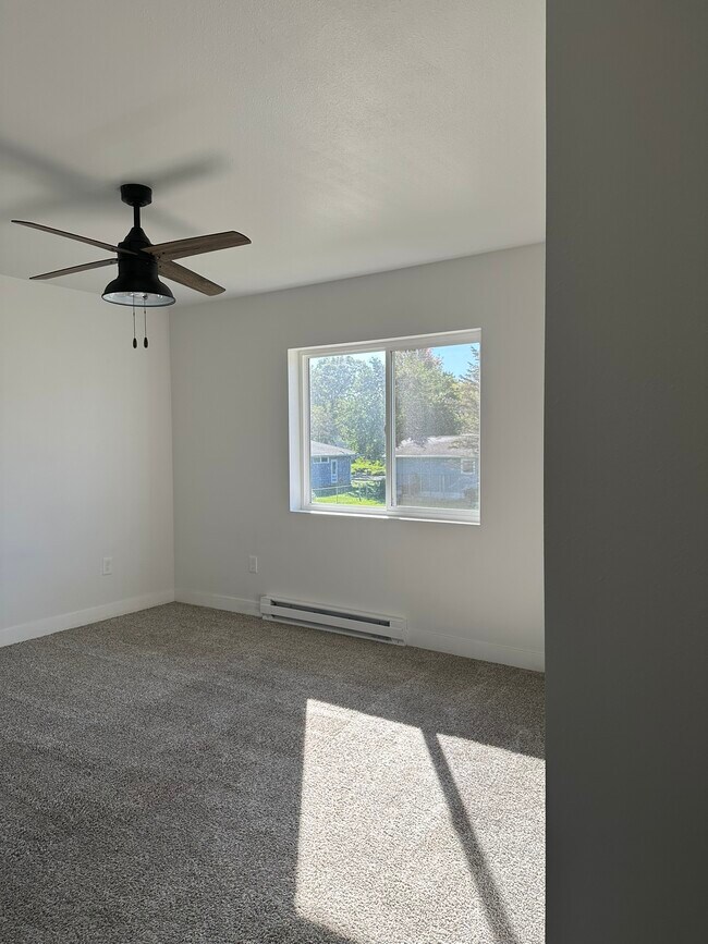 Building Photo - Valley View Estates B