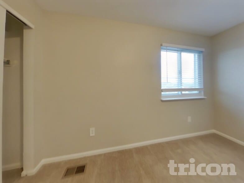 Building Photo - 500 N 28th Ave