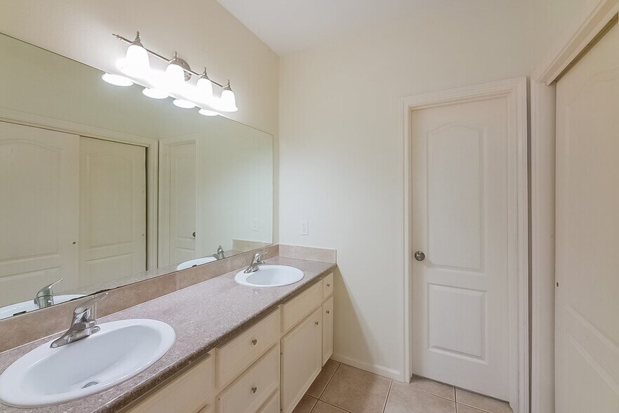 Building Photo - 6115 Oak Bay Dr