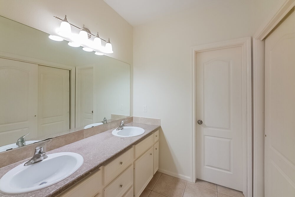 Building Photo - 6115 Oak Bay Dr