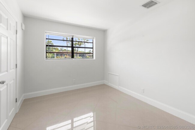 Building Photo - 477 NE 35th St