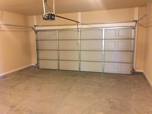 Building Photo - Prime 30265 location, swim/HOA community, ...