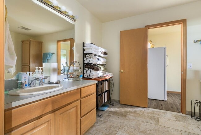 Building Photo - Gorgeous Lower Level Apartment Ready For a...
