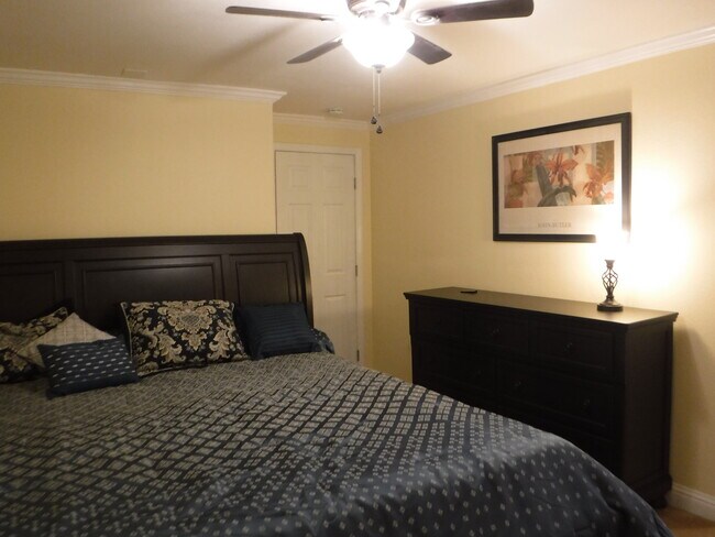 Building Photo - 1053 Park Ave