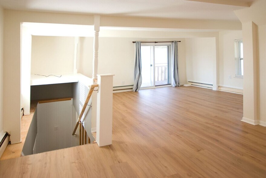 Building Photo - 1805 E Lake Dr