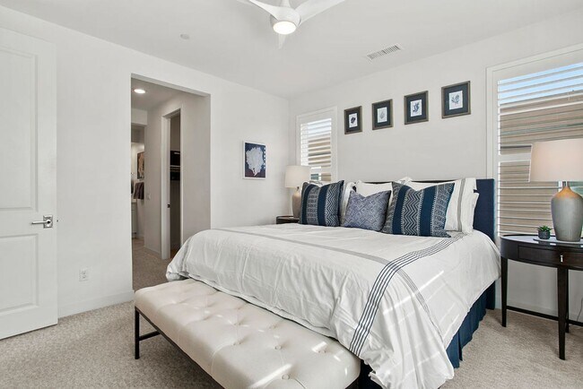 Building Photo - Luxurious Furnished Poolside Penthouse With Ocean Views!