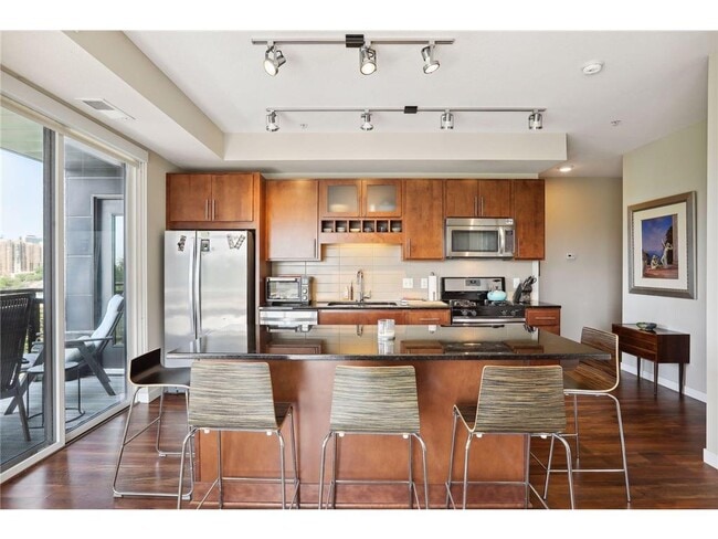 Building Photo - 401 SE Main St