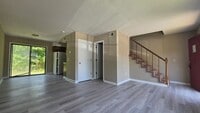 Building Photo - Renovated townhome in Linden Square.