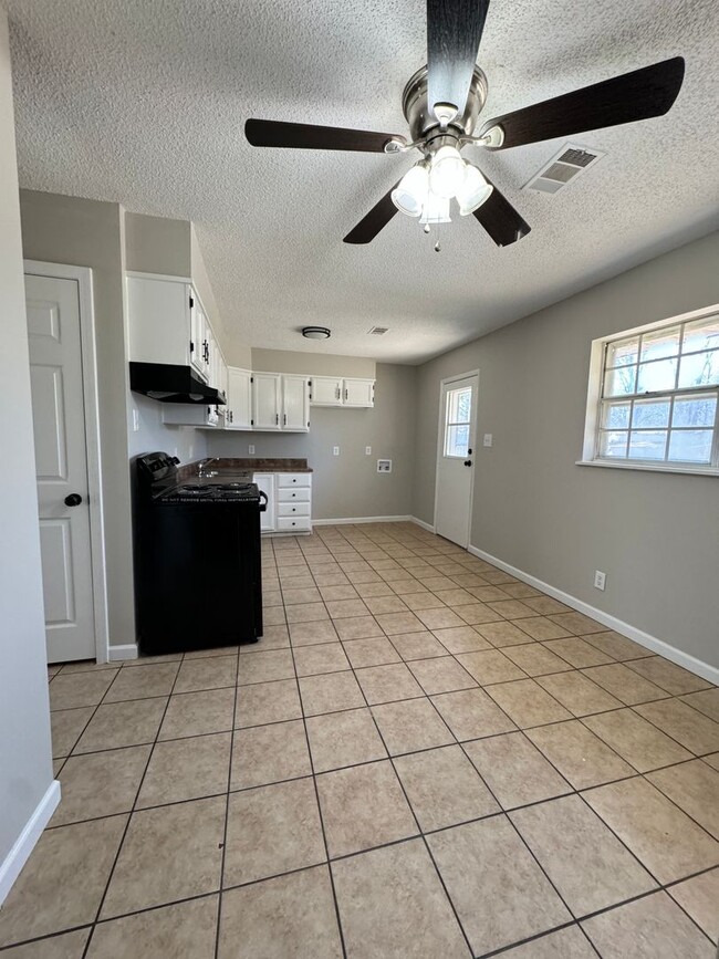 Building Photo - 3 Bed / 1.5 Bath with Bonus Room in BAY - ...