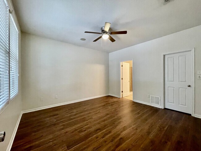 Building Photo - Superb Suburban Space! Multiple Living areas!