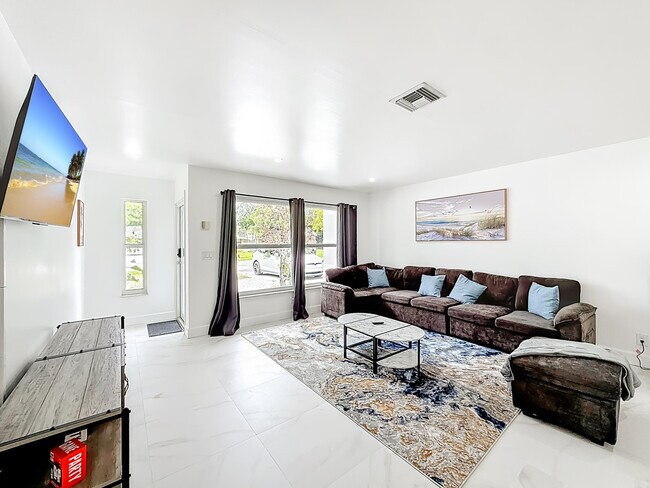 Building Photo - 635 Kingbird Cir