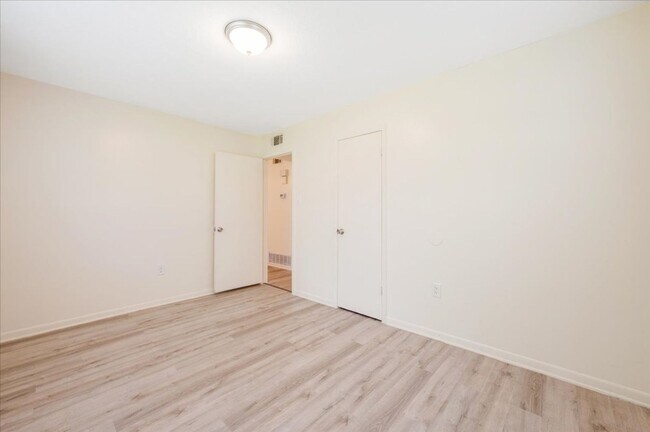 Building Photo - 2-Bedroom Apartment in Convenient Savannah Location