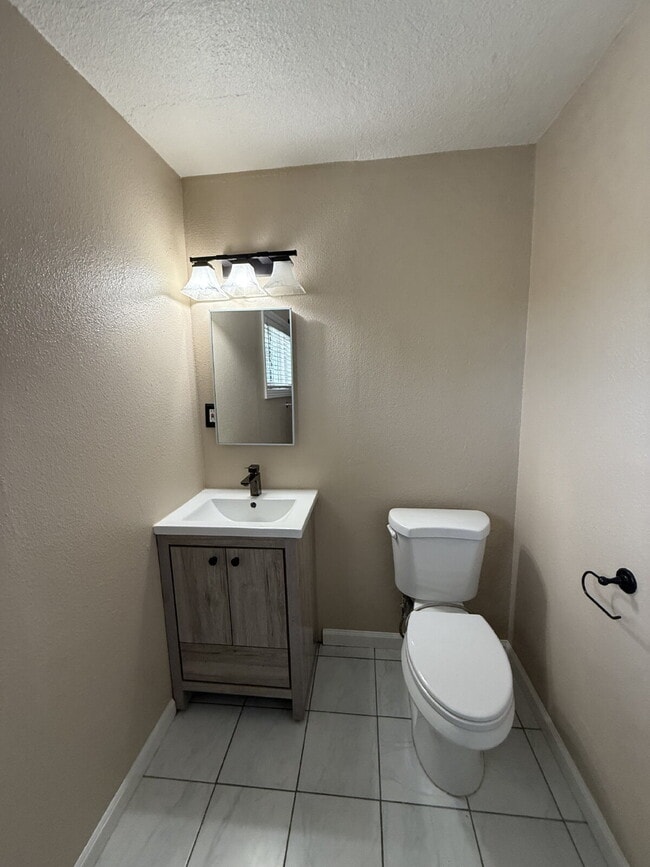 Building Photo - Spacious 4 Bedroom 2.5 Bathroom Hayward Home with Fresh Paint and New Carpet