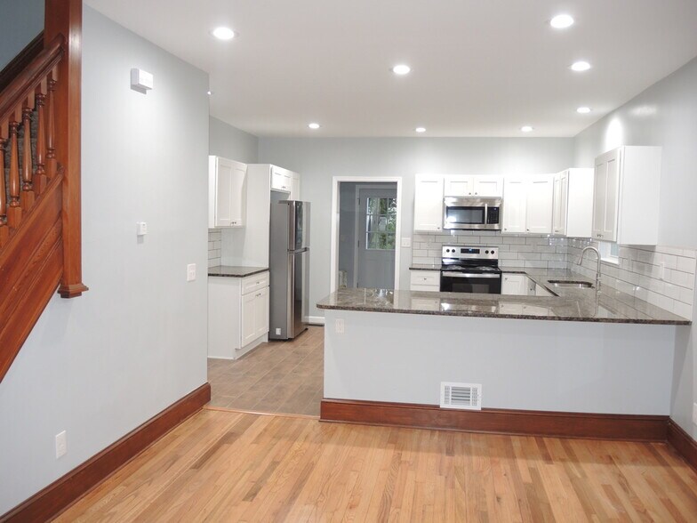 Building Photo - 1107 W Lincoln St