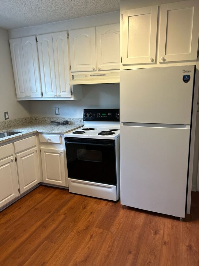 Building Photo - 3625 Hickory St