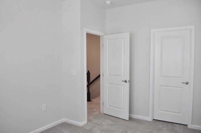 Building Photo - Beaver Creek Commons 3 Bed | 3.5 Bath Town...